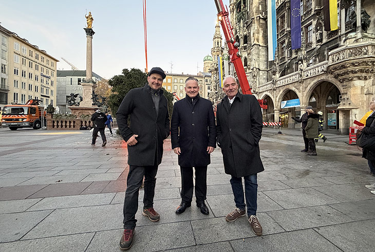 Christbaum 2025 für den Münchner Marienplatz - die Tanne kommt aus Ellmau am Wilden Kaiser - Ankunft am 06.11.2025 - begüsst wurden Bürgermeister Nikolaus Manz (re) und Ellmau Tourismusmanager Michael Bürger (li.) von Wirtschaftsreferent Christian Scharpf (©Foto: Martin Schmitz)